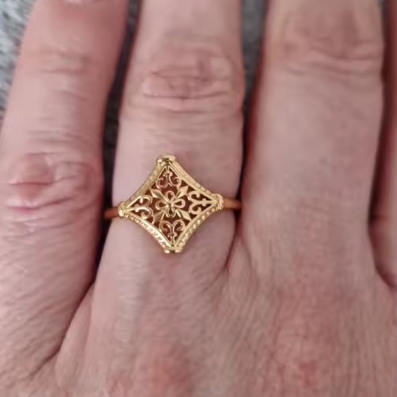 Vintage 18K Gold Hollow Flower Ring Jewelry - Picture 2 of 15